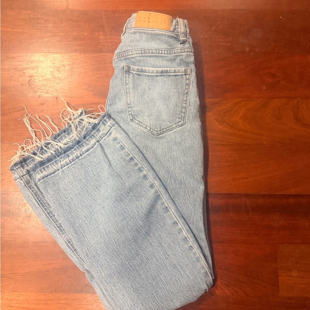 Stylish Light Blue Frayed Hem Cropped Jeans